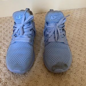 APL women’s Sneaker, ice blue, US 6